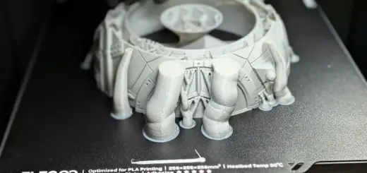 3D-Drucker im Betrieb, der graue Kunststoffteile extrudiert