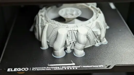 3D-Drucker im Betrieb, der graue Kunststoffteile extrudiert