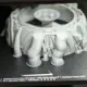 3D-Drucker im Betrieb, der graue Kunststoffteile extrudiert