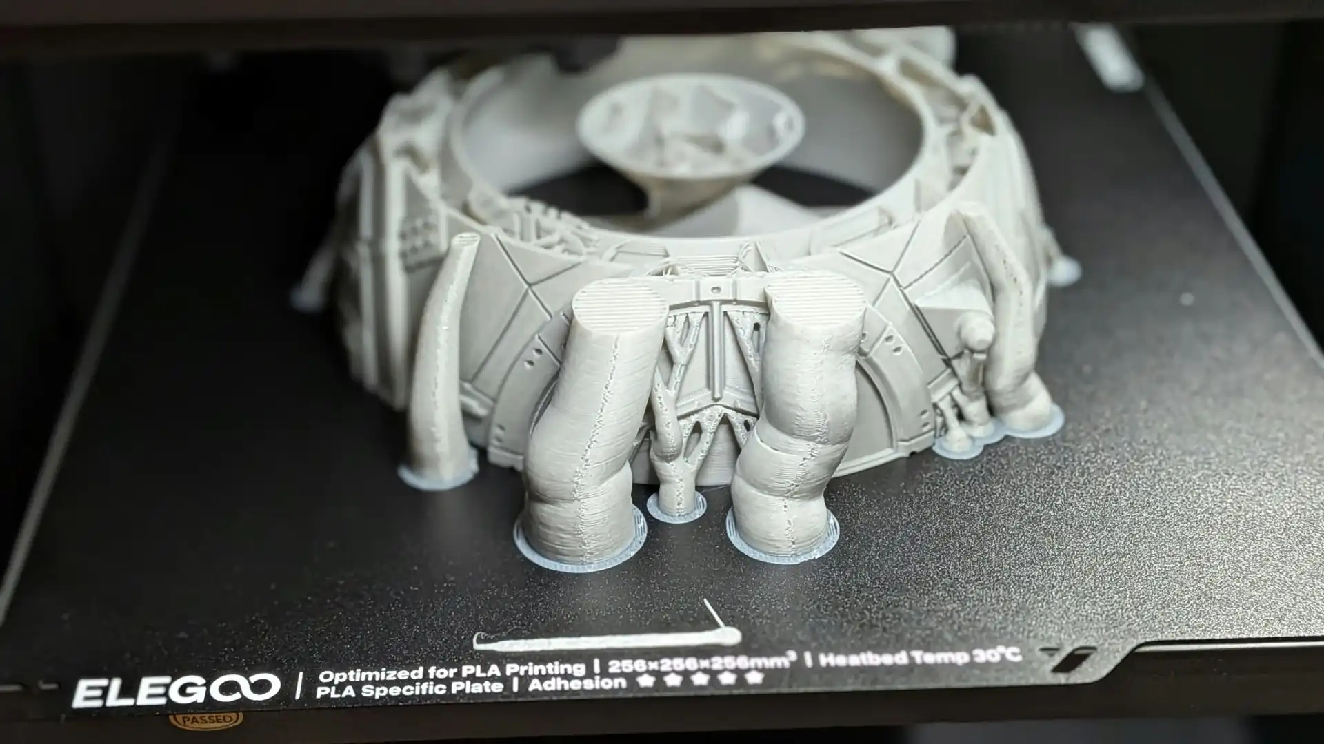 3D-Drucker im Betrieb, der graue Kunststoffteile extrudiert
