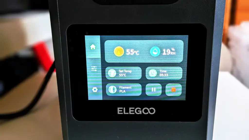 Touchscreen des Elegoo H1 HT mit PLA-Preset: 55 °C, 19 % Luftfeuchte und 5:33 Stunden Restzeit