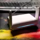 GL.iNet Opal GL-SFT1200 Reiserouter mit aufgeklappten Antennen und blau leuchtender LED auf einem Schreibtisch