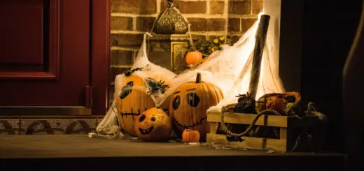 Halloween-Dekoration an einer Türschwelle mit geschnitzten Kürbissen