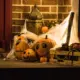 Halloween-Dekoration an einer Türschwelle mit geschnitzten Kürbissen