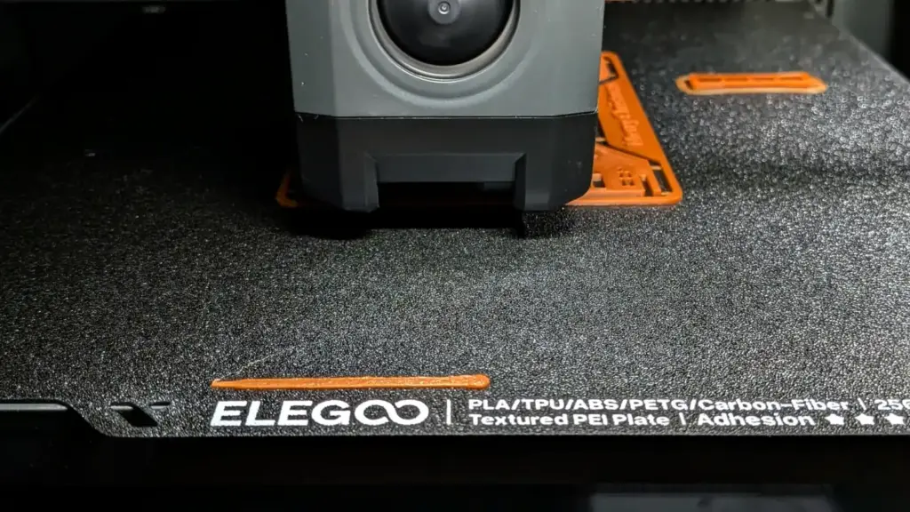 Druckkopf des Elegoo Centauri Carbon 2 druckt die braunen Grundschichten der Lebkuchenkirche-Kit-Card