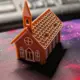 Zusammengebaute Lebkuchenkirche aus dem 3D-Drucker in Braun und Weiß mit Glockenturm und Zuckerguss-Dach