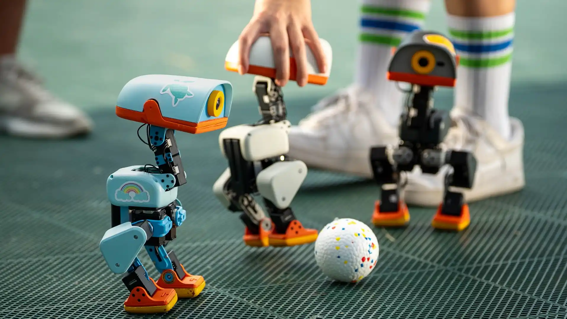 3 MicroDucks von Pollen Robotics mit Ball