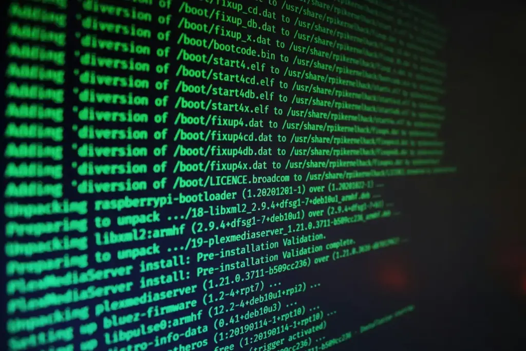 Terminalfenster mit Programmcode auf dunklem Bildschirm