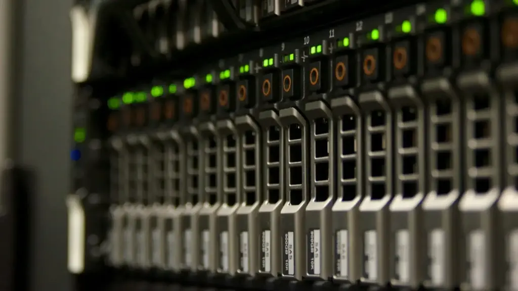 Serverschrank mit Netzwerkkabeln und grünen Status-LEDs