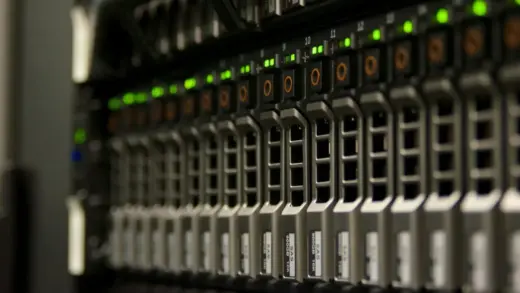 Serverschrank mit Netzwerkkabeln und grünen Status-LEDs