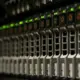Serverschrank mit Netzwerkkabeln und grünen Status-LEDs
