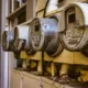 Mehrere moderne Stromzähler nebeneinander an einer Hauswand montiert