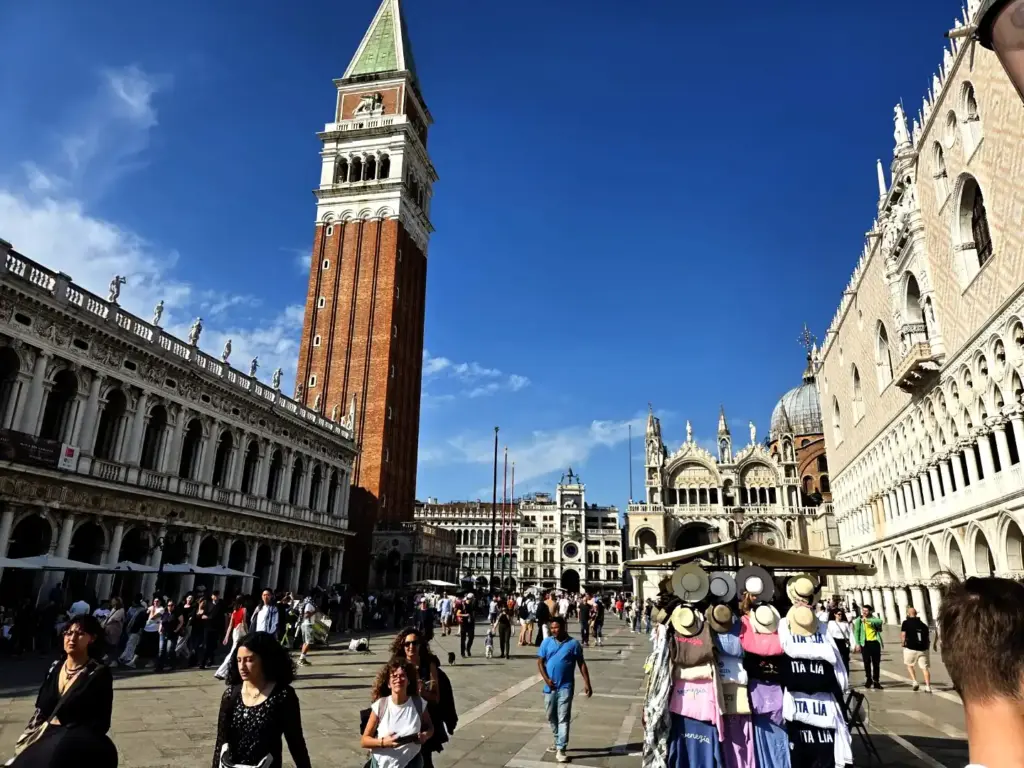Markusplatz in Venedig mit Campanile, Markusdom und Dogenpalast bei blauem Himmel