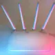Weißer WLAN-Router mit vier Antennen vor farbigem Hintergrund